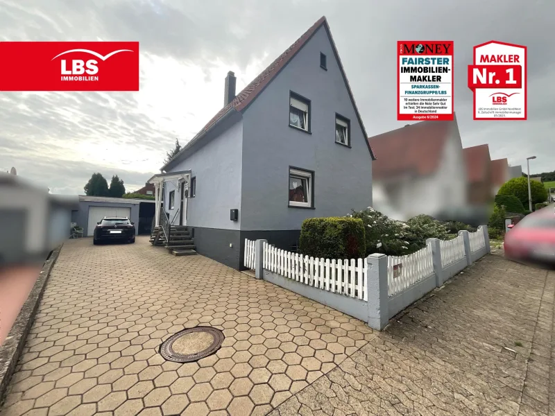 Straßenansicht  - Haus kaufen in Porta Westfalica - Für Ihr Familienidyll - Einfamilienhaus mit Garage, Carport und großem Grundstück...