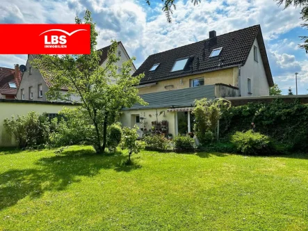 Gartenansicht-Terrasse-Balkon - Haus kaufen in Detmold - 1-2 Familienhaus: Viel Platz für Groß und Klein mit schönem Grundstück...