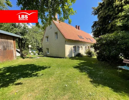 Titelbild - Haus kaufen in Dörentrup - Mehrfamilienhaus mit zusätzlichem Baugrundstück in ruhigem Umfeld...