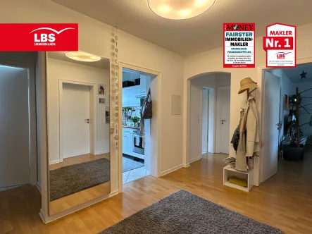 geräumige Diele - Wohnung kaufen in Detmold - 4 Zimmer, Küche, Bad, Balkon.....              Ideal für die kleine Familie