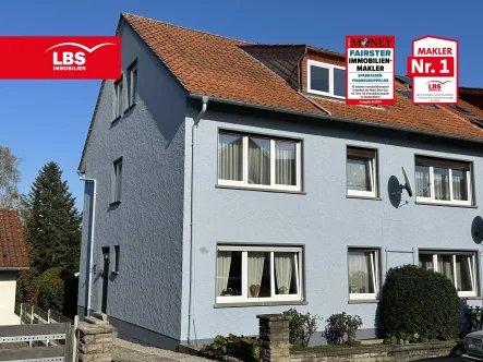 Vorderansicht-Hauseingang - Haus kaufen in Barntrup - Gepflegtes 3-Familienhaus mit toller Aussicht...