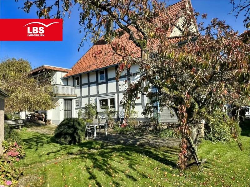 Titelbild - Haus kaufen in Dörentrup - Ein-Zweifamilienfachwerkhaus mit traumhaften Ausblick über Feld und Wiesen 