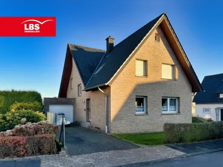 Titelbild - Haus kaufen in Lemgo - Gemütliches Ein-Zweifamilienhaus mit idyllischem Garten in Stadtnähe...