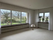 geräumiges Wohnzimmer