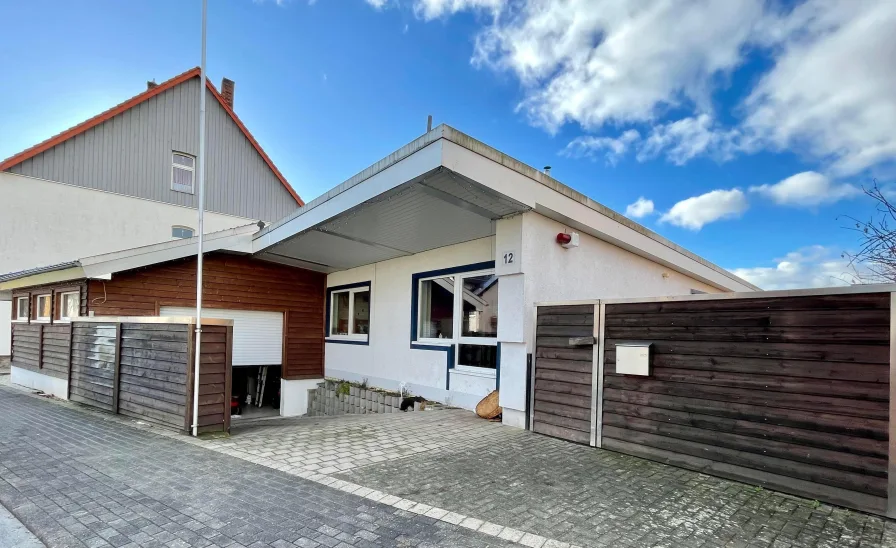 Haus von vorne - Haus kaufen in Höxter - Grundsolides Einfamilienhaus mit großem Garten in Höxter- Ottbergen