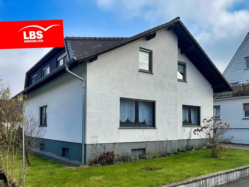 Frontansicht - Haus kaufen in Bad Driburg - Schmuckes Einfamilienhaus im beschaulichen Örtchen Neuenheerse