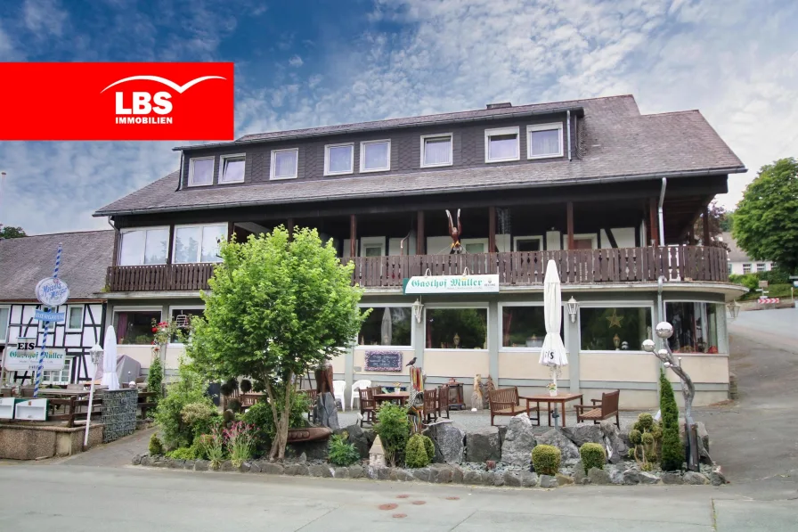 Ansicht mit Terrassen - Gastgewerbe/Hotel kaufen in Winterberg - Gastronomieimmobilie mit Fremdenzimmern in Winterberg-Elkeringhausen