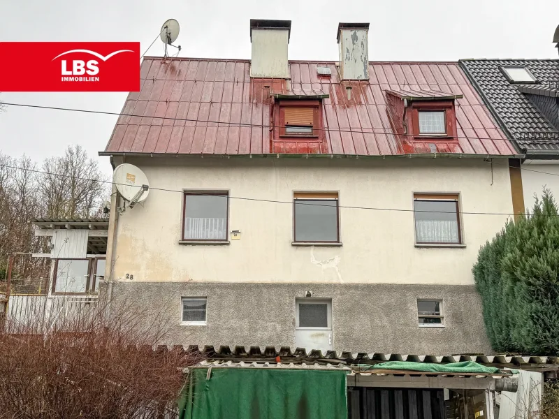 Straßenansicht - Haus kaufen in Kreuztal - +++ Handwerker gesucht! Doppelhaushälfte mit großem Grundstück +++ 