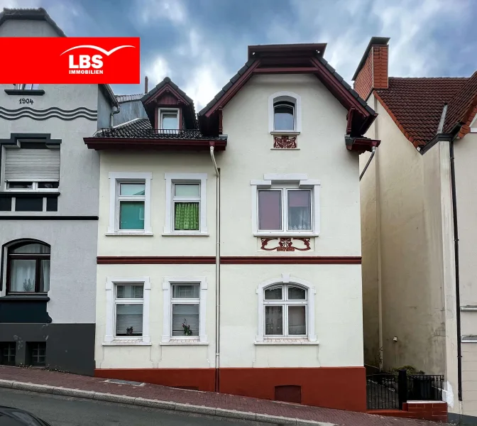 Außenansicht, Straßenseite - Haus kaufen in Lüdenscheid - Zentrumsnah in Lüdenscheid und trotzdem ruhig: 1-/2-Familienhaus