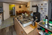 Keller: Küche mit Kaminofen