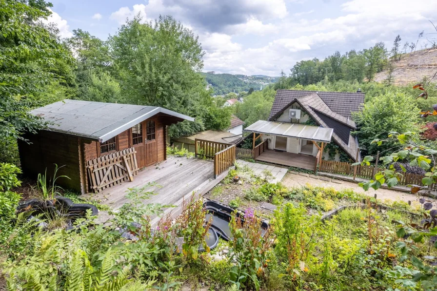 Grundstück mit Gartenhaus und Fernblick