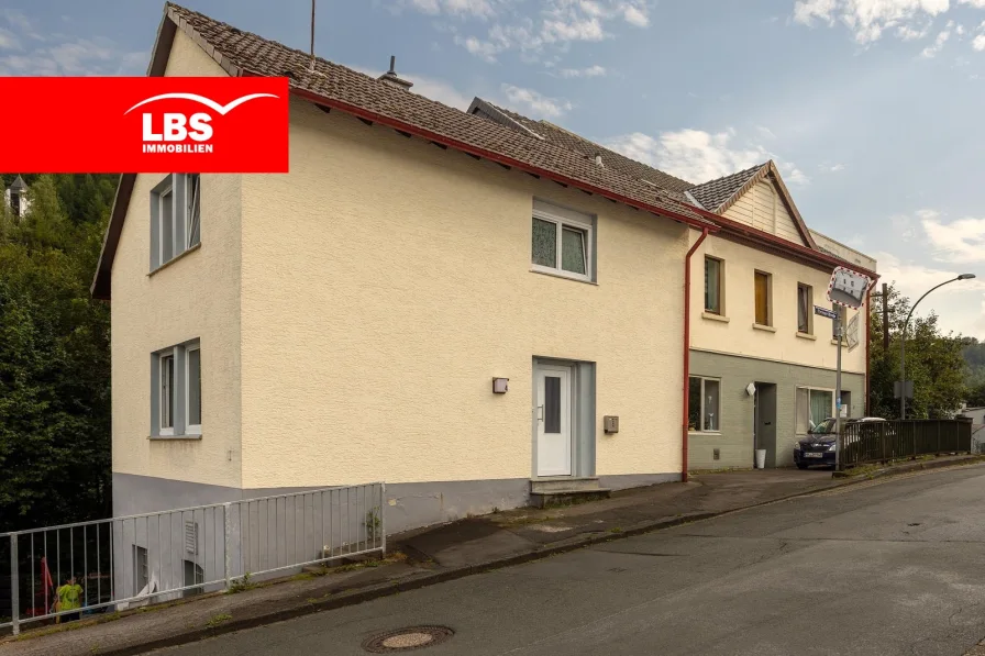Außenansicht - Haus kaufen in Altena - 4-Parteienhaus mit (Dach-) Terrassen, Garage und Stellplätzen. Faktor 11