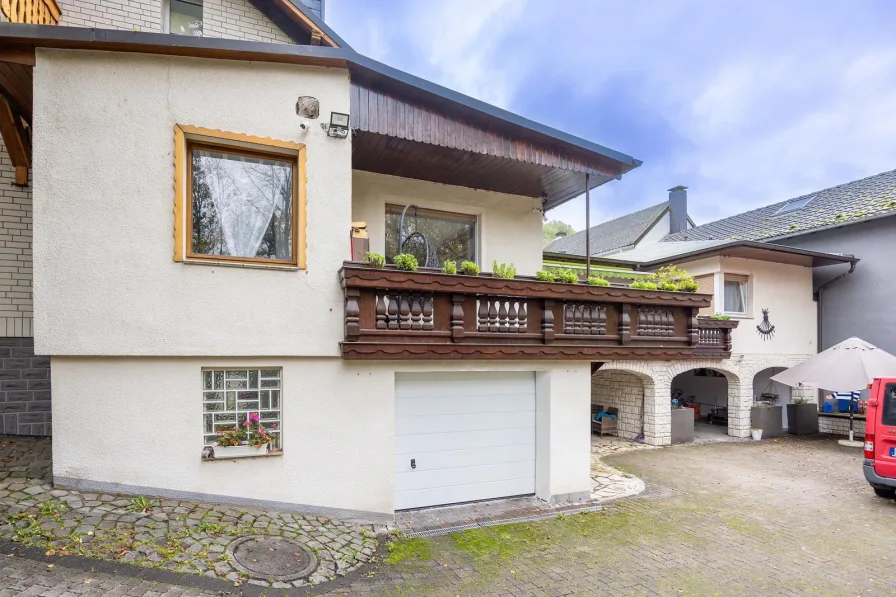 Außenansicht, Gartenseite - Haus kaufen in Lüdenscheid - Helle Traumwohnung mit Dachterrasse und Apartment, 3-Zi-Wohnung. Laden