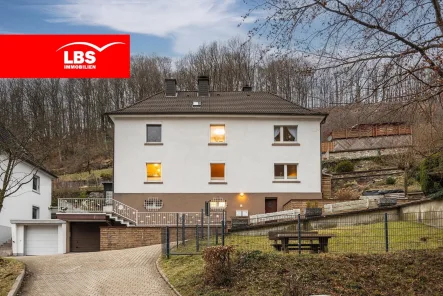Außenansicht - Haus kaufen in Schalksmühle - Modernisiertes 2-Familienhaus mit Garage und Gartenhaus mit Aussicht