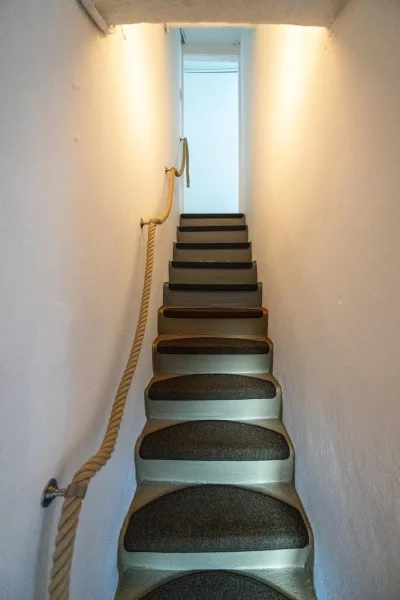 KG: schmale Treppe nach oben
