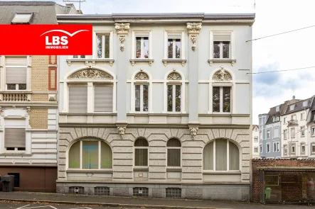 Außenansicht, Straßenseite - Haus kaufen in Iserlohn - 4-Familienhaus Altbau mit schöner Fassade, 6-fach Carport