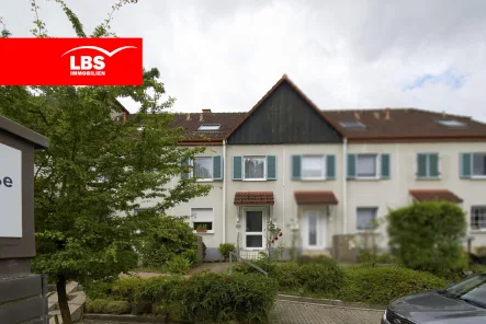 Außenansicht - Haus kaufen in Menden - 4Z RMH mit Garage, Garten und Terrasse. Ausbaureserve, voll unterkellert 