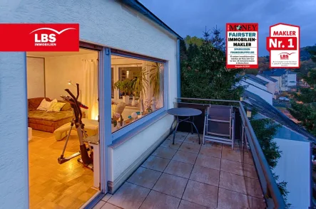 Hauptbalkon mit schönem Ausblick - Wohnung kaufen in Lüdenscheid - Schicke 3-Zimmer-Wohnung mit 2x Balkon, Garage, Schwimmbad im Haus