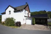 Aussenansicht mit Garage 