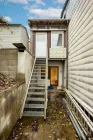 Garage mit Treppe zum  Garten