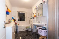 modernes Tageslicht-Bad mit Dusche + Wanne