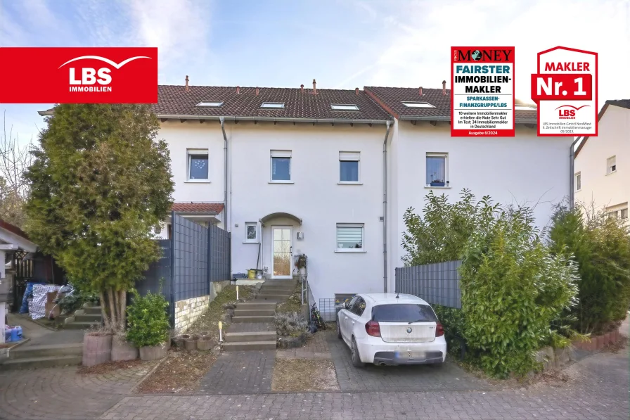 Vorderansicht  mit Stellplatz - Haus kaufen in Hemer - Junges RMH für die grosse Familie plus eigene 3 Stellplätze