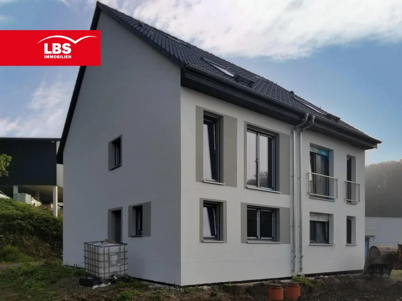 Hausansicht - Haus kaufen in Ennepetal - Doppelhaushälfte als Ausbauhaus in Ennepetal