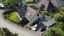 Seitenansicht mit Garage