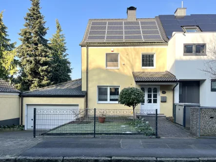 Straßenansicht - Haus kaufen in Dortmund - Stadtnah im Grünen wohnen – Energieeffiziente Doppelhaushälfte mit Stil