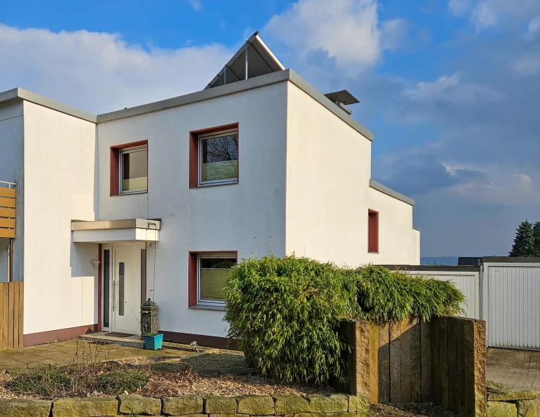 Hausansicht - Haus kaufen in Witten - Reihenendhaus in ruhiger Wohnlage, 2 Garagen und Weitblick!