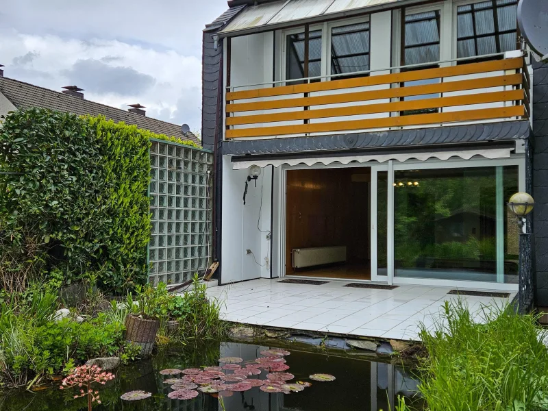 Gartenansicht - Haus kaufen in Bochum - Raumwunder: Reihenendhaus mit Garten, Balkon und Garage für die Familie! 