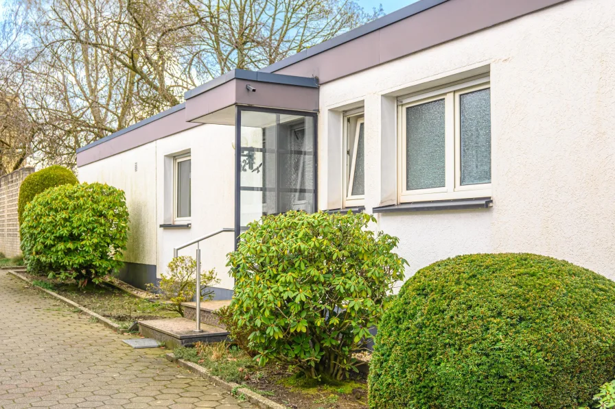 Frontansicht - Haus kaufen in Bochum - Exklusiver Bungalow in Bochum-Harpen