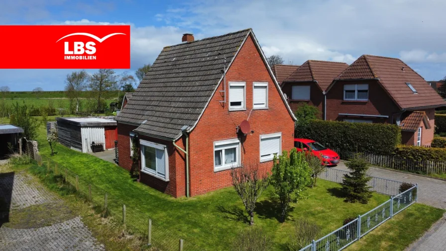 Luftbild - Haus kaufen in Dornum - Freistehendes Einfamilienhaus mit großem Garten im Küstenort Dornumersiel