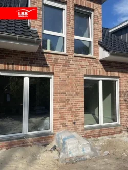 Rückseite vom Reverenzobjekt - Haus kaufen in Papenburg - Neubau Reihenhaus nach KfW 40 Standard