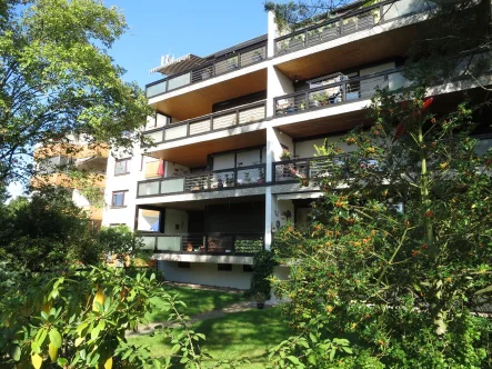 Hausrückseite mit Balkon - Wohnung kaufen in Gifhorn - 3-Zimmer-Eigentumswohnung mit wunderschönen Ausblick