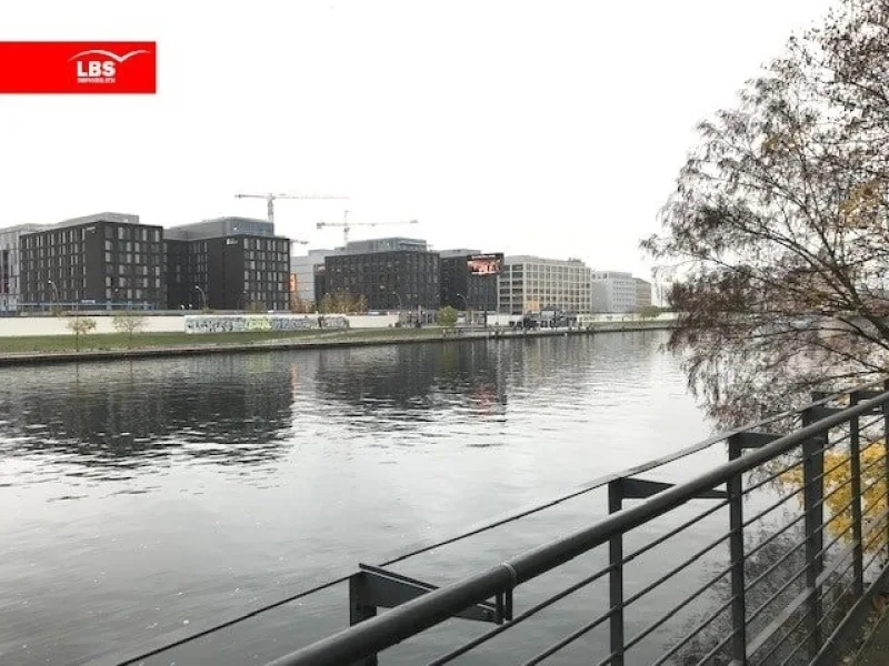 Blick von der Terrasse auf die Spree - Wohnung kaufen in Berlin - Direkt an der Spree gelegen!