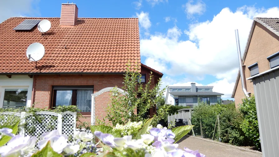 Haus/Anliegerwohnung - Haus kaufen in Stade - Renovierte Doppelhaushälfte mit zwei Wohnungen!