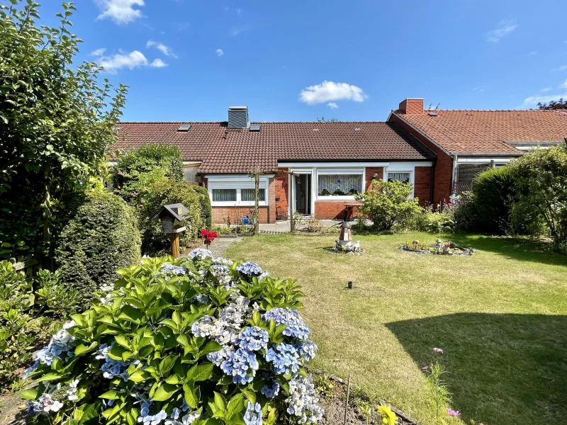 Garten / Blick Richtung Terrasse - Haus kaufen in Stade - Ebenerdig - einziehen - wohlfühlen!