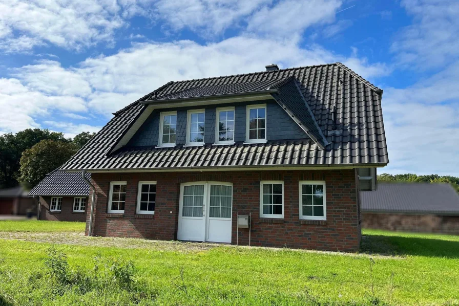 Seitenansicht - Haus kaufen in Lauenbrück - Neuwertiges Einfamilienhaus in ländlicher Idylle