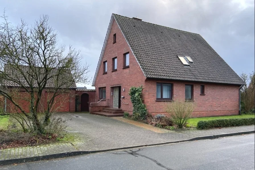 Straßenansicht - Haus kaufen in Elsdorf - Ein, Zwei Familien, ein Zuhause! 