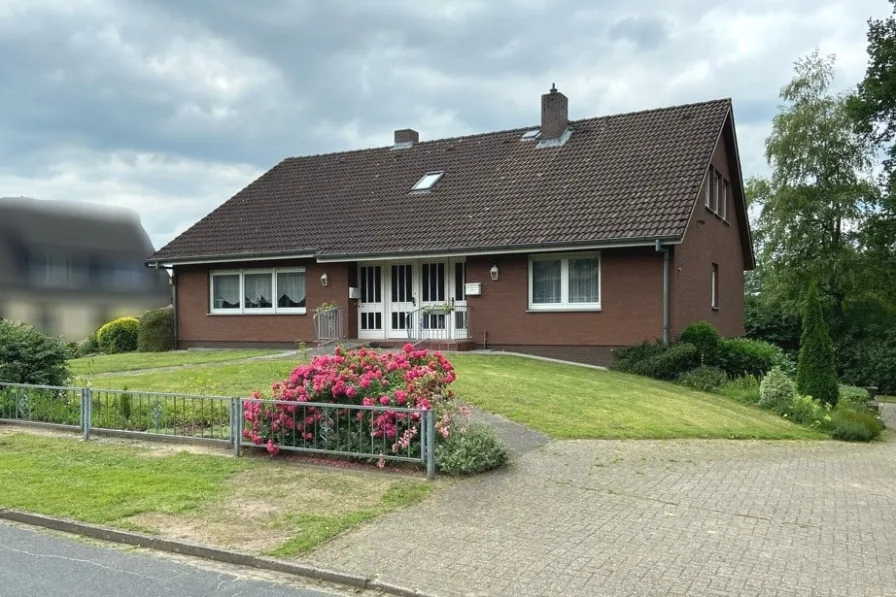 Straßenansicht - Haus kaufen in Scheeßel - Vielseitig und großzügig: Einfamilienhaus mit Einliegerwohnung in Hanglage! 