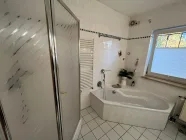 Badezimmer EG mit Badewanne und Dusche