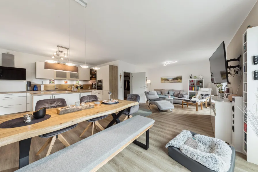 großzügiger Wohn-/Essbereich mit offener Küche (ca. 48 m²)