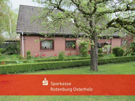 Außenansicht - Haus kaufen in Bremervörde - Großes Einfamilienhaus in einer Allee kann schnell bezogen werden!!