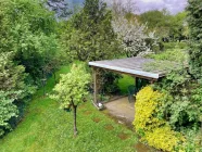 Ausblick von der Dachterrasse in den Garten mit überd. Terrasse