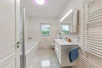 Tageslichtbad mit Fußbodenheizung, Wanne und Dusche