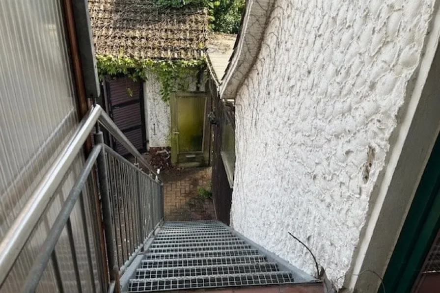 Seitlicher Aufgang zur OG Wohnung mit Balkon