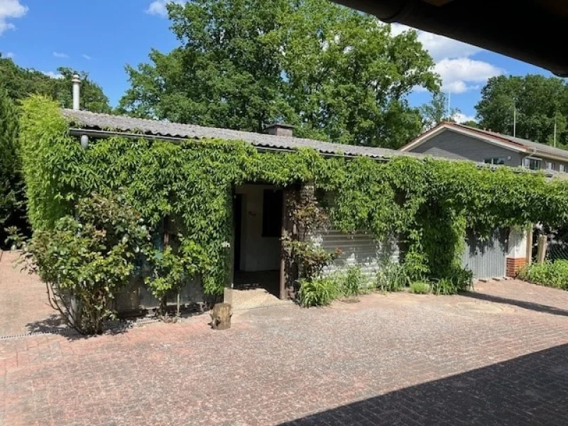 Große Garage mit Gartenhaus