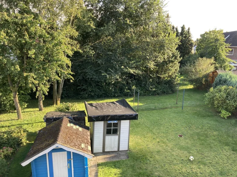 Ausblick von der Dachterrasse in den Garten 