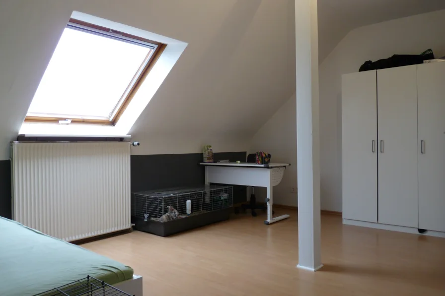 großzügiges Zimmer im DG mit ca. 14 m²